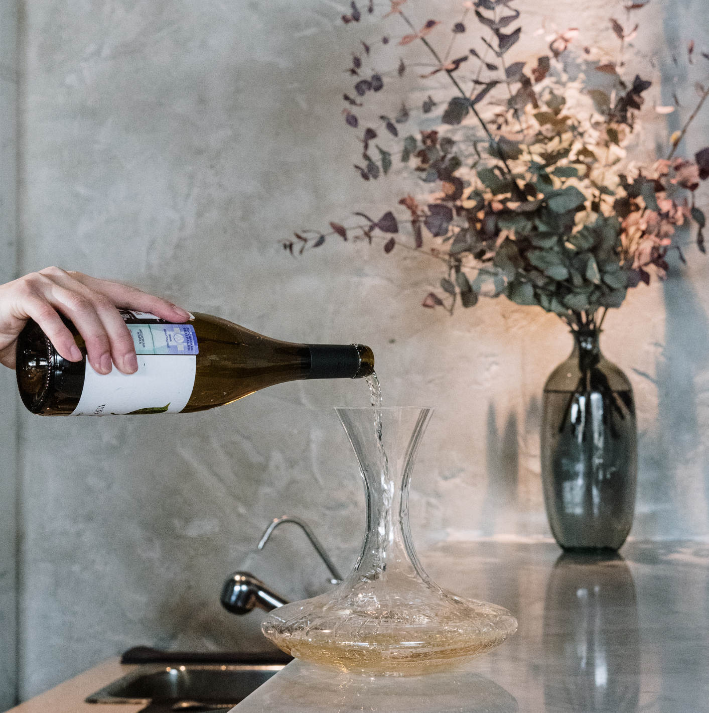 Décanter son vin : verser votre vin dans une carage à décanter - Vins & Cadeaux